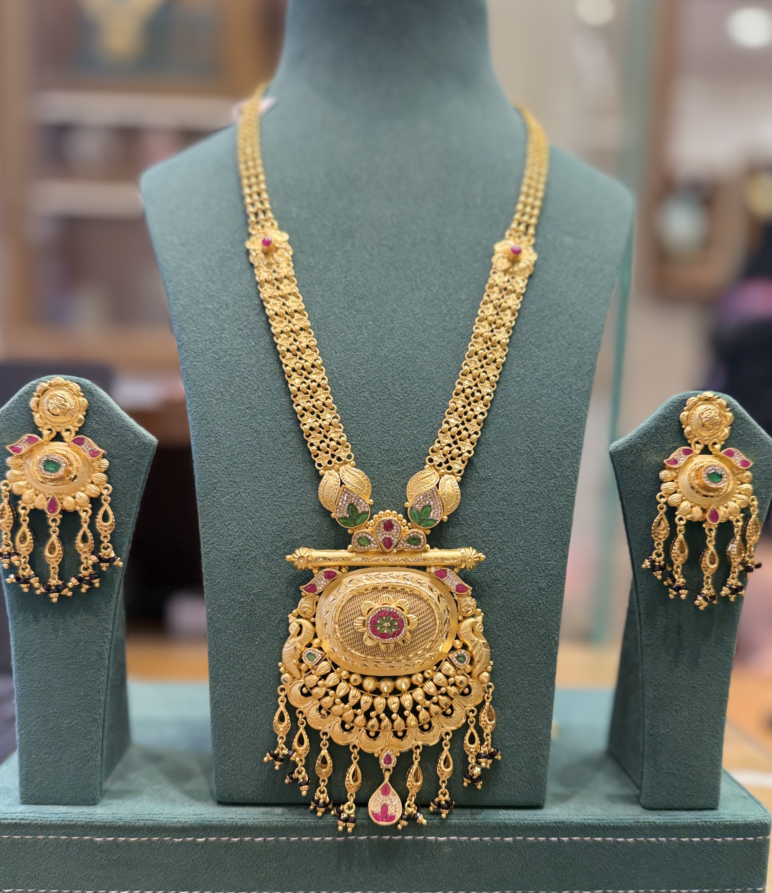 ANTIQUE NECKLACE